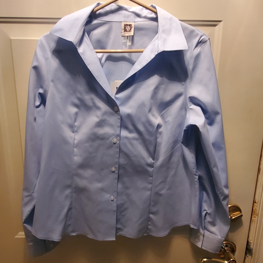 NWT Anne Klein button down scalloped bottom blouse